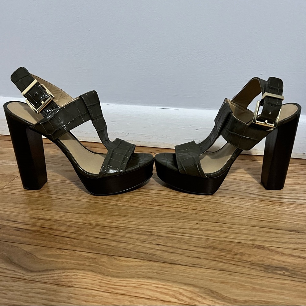 NWOT Michael Kors Becker Crocodile-Embossed Leather Platform Sandal - size 7